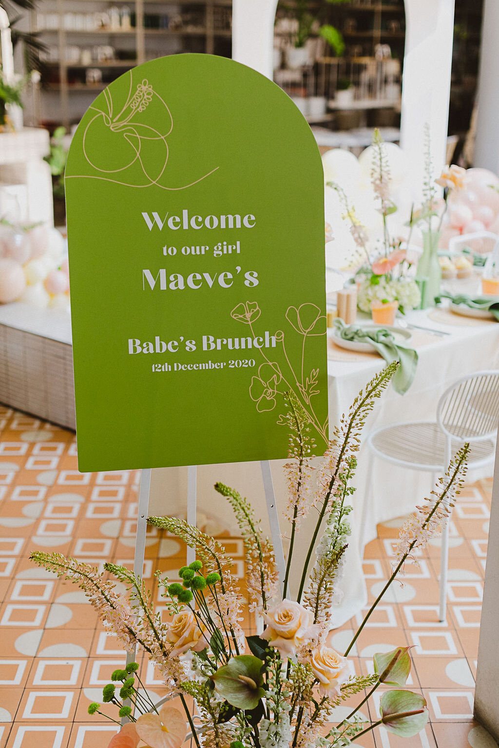 Matching the curves of the space, The Design Planner created bright and curvaceous signage with super chic, fine line floral art to set the tone for the day.